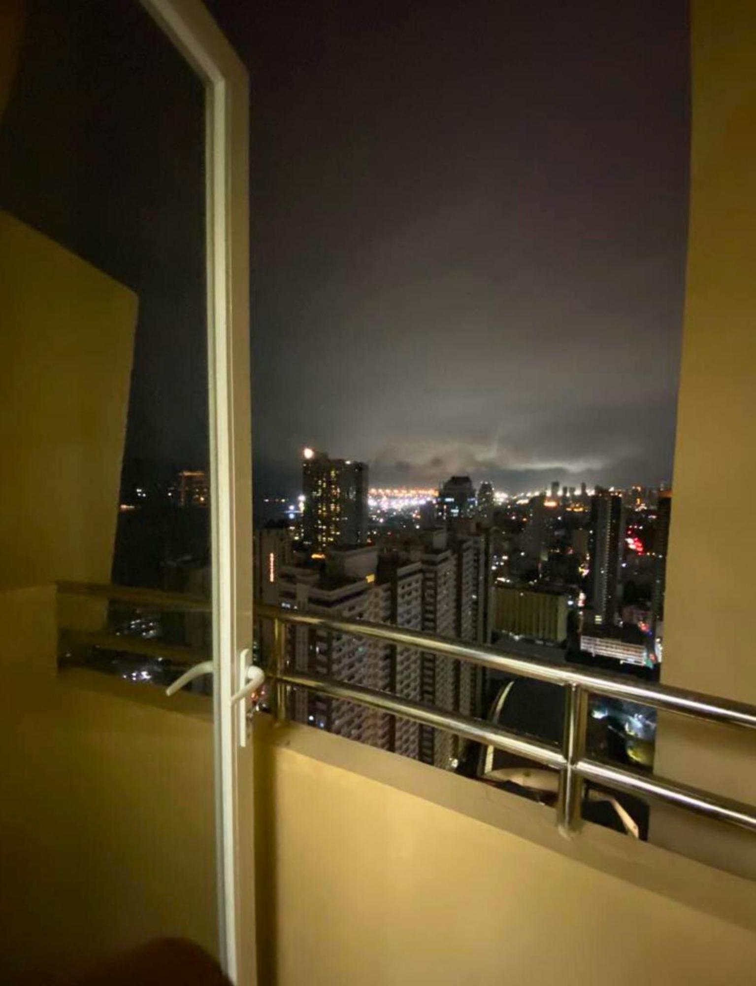 Near Us Embassy X Free Unlimited Pool, Massage & Sauna Access X Promo This Month! Explore Deluxe Studio W Balcony In Manila Perfectly Situated Near Naia Airport, Heart Of Manila Updated 2025 Price For Your Unforgettable Ultimate Staycation Experience Exterior photo